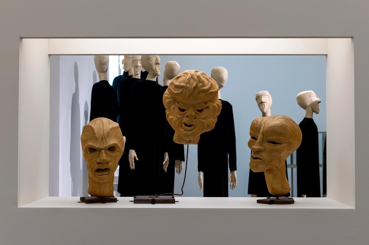 Eva Aeppli, Érinyes I, II et III, 1977. Le Groupe de 48 (détail), 1969-1970. © Susanne Gyger, Lucerne. Photo : Centre Pompidou-Metz / Marc Domage, 2022