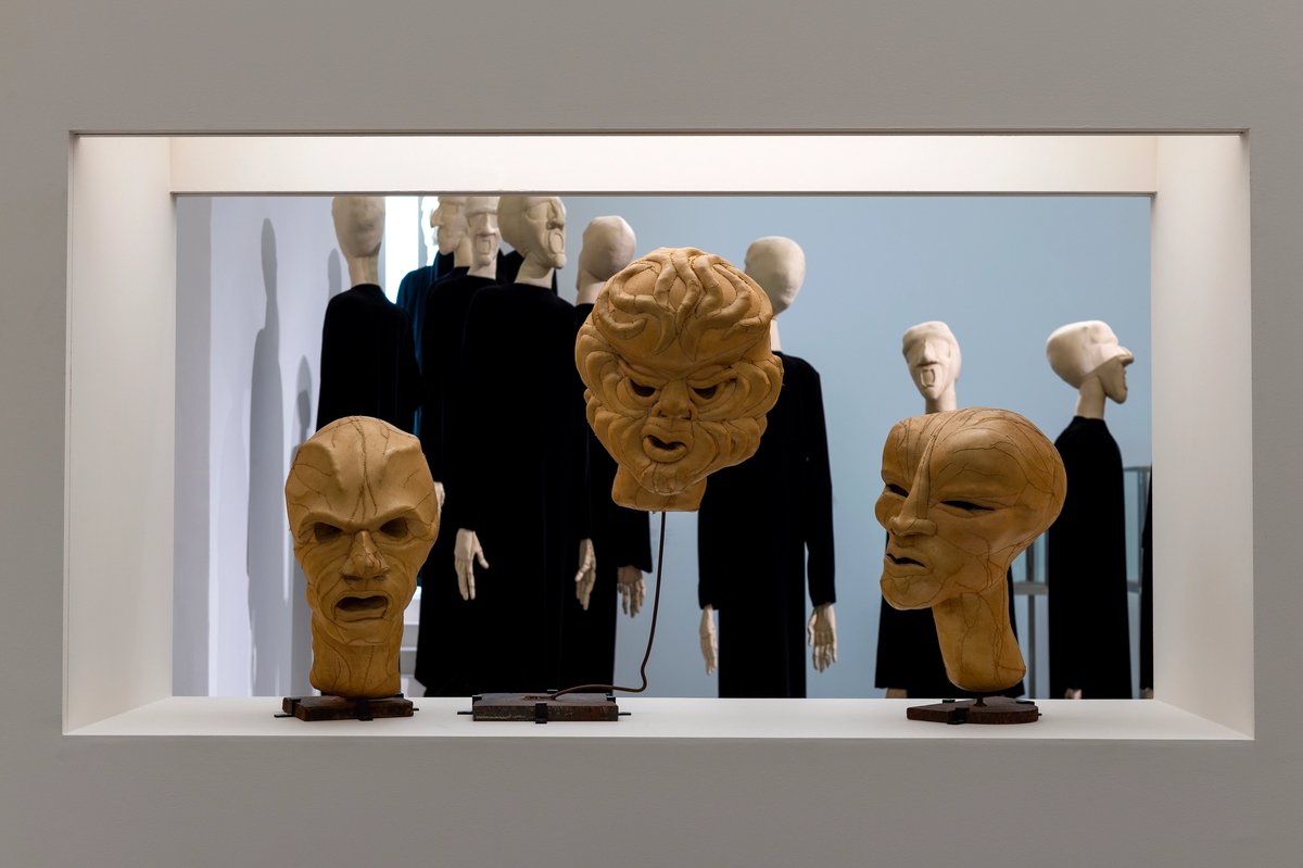 Eva Aeppli, Érinyes I, II et III, 1977. Le Groupe de 48 (détail), 1969-1970. © Susanne Gyger, Lucerne. Photo : Centre Pompidou-Metz / Marc Domage, 2022