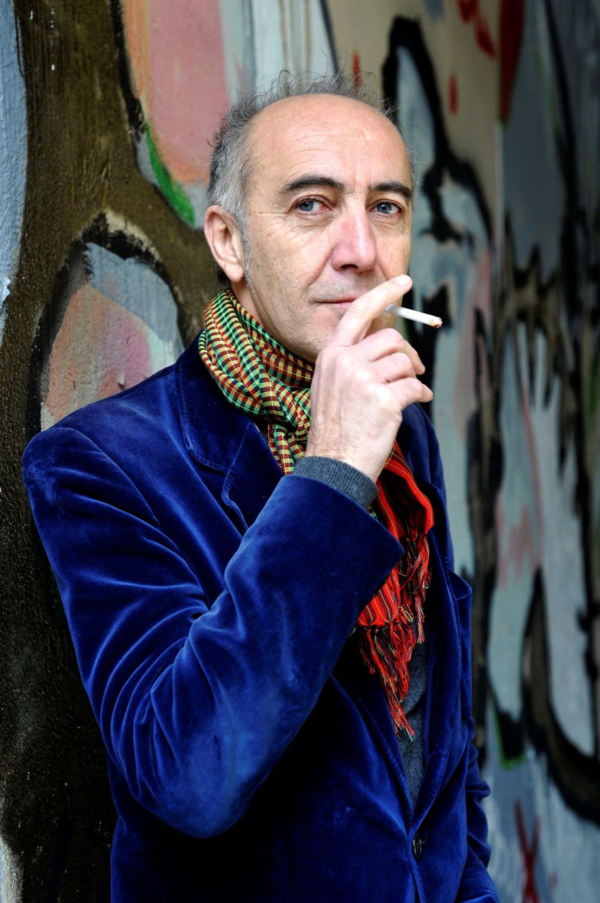 Jean-Michel Espitallier est l’auteur d’une vingtaine de livres dont, pour les derniers : Tourner en rond. De l’art d’aborder les ronds-points, Paris, Presses universitaires de France, 2016 ; De la célébrité. Théorie et pratique, Paris, Pocket, 2016 ; La Première Année, Paris, Inculte, 2018. Il travaille sur plusieurs projets multimédias, notamment comme batteur. © D. R.