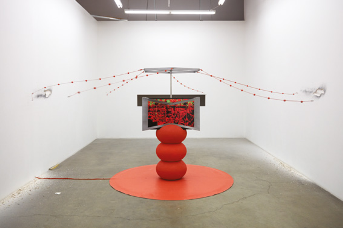 Meriem Bennani, Umbrella Slap,2021, acier, moniteurs, lecteurs vidéo, moteur, mousse enduite de résine epoxy, faux cuir, cordon recouvert de plastique, vidéo 4K couleur. © Meriem Bennani