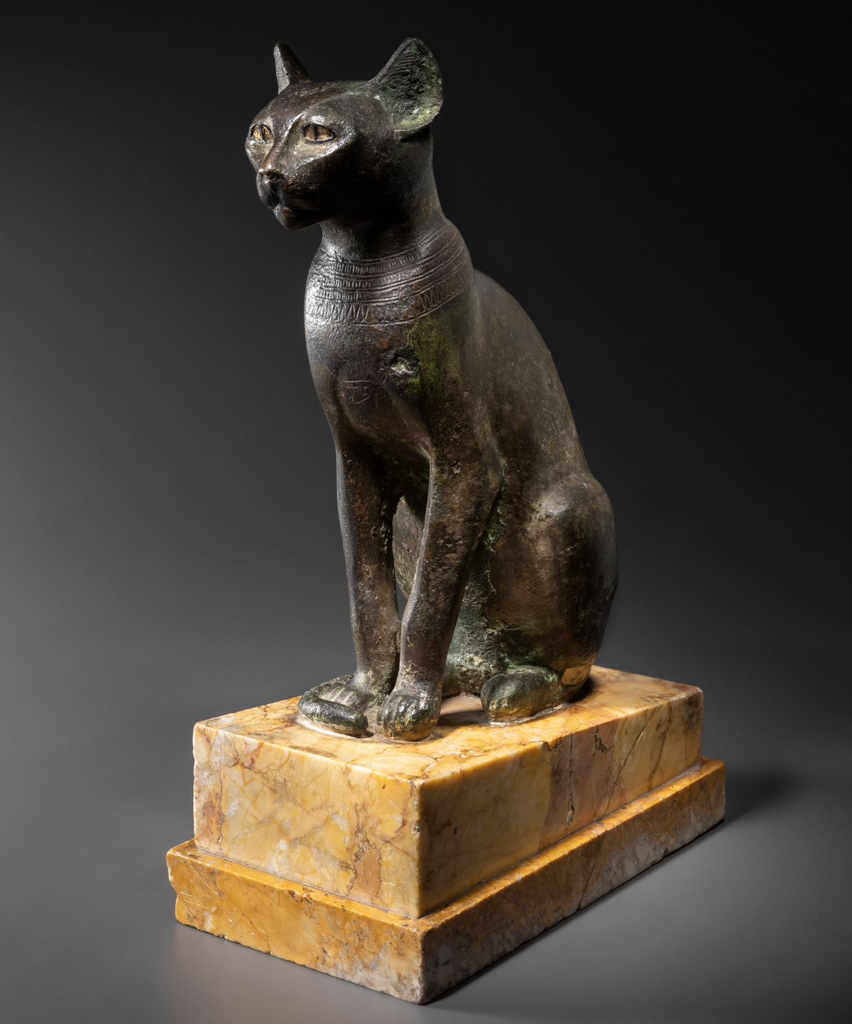 Chat assis représentant la déesse Bastet, bronze et électrum, Égypte, Époque Saïte, probablement XXVIe dynastie, 664-525 avant J.-C., Hauteur : 27,8 cm. © Giquello et Associés