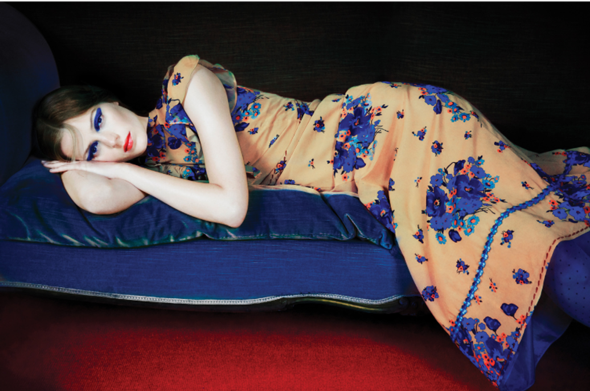 Erik Madigan, Heck Blue Makeup, Blue Couch, 2024, tirage chromogène.
© Erik Madigan Heck. Courtesy de la Christophe Guye Galerie.