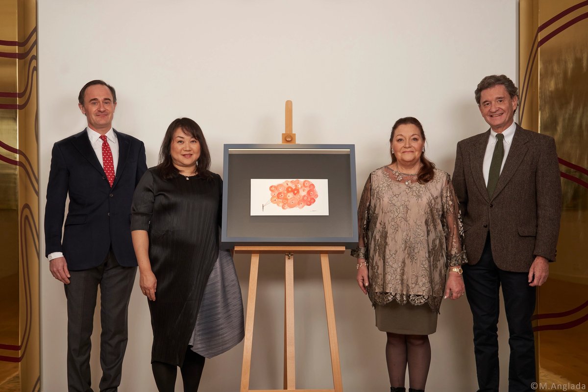 Dévoilement de l'œuvre de Chiharu Shiota créée pour l'étiquette du Mouton Rothschild 2021. De gauche à droite : Philippe Sereys de Rothschild, Chiharu Shiota, Camille Sereys de Rothschild et Julien de Beaumarchais de Rothschild. Courtesy de l'artiste et Mouton Rothschild. Photo M. Anglada