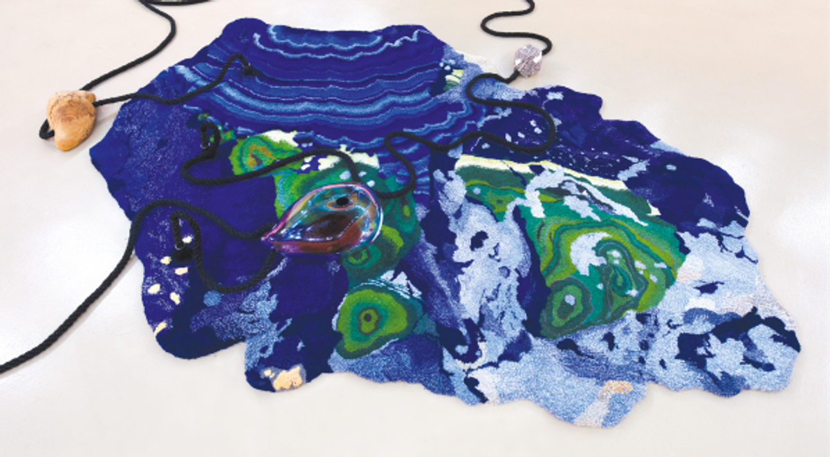 Otobong Nkanga, Lined with shivers sprouting from the rock (détail), 2021, techniques mixtes, dans l’exposition « Of Cords Curling around Mountains », Castello di Rivoli, Turin, 2021.
© Otobong Nkanga. Courtesy galerie In Situ – fabienne leclerc, Grand Paris. Photo Antonio Maniscalco