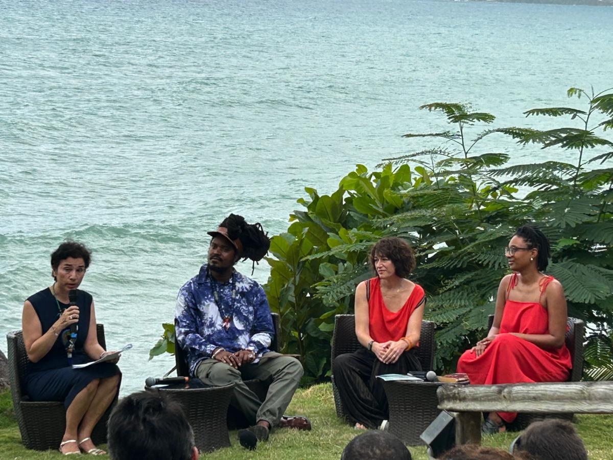 Eva Nguyen Binh, présidente de l’Institut français, Julien Creuzet et les commissaires Céline Kopp et Cindy Sissokho lors de la conférence de presse à la Maison Édouard Glissant, en Martinique, le 6 février 2024. D. R.