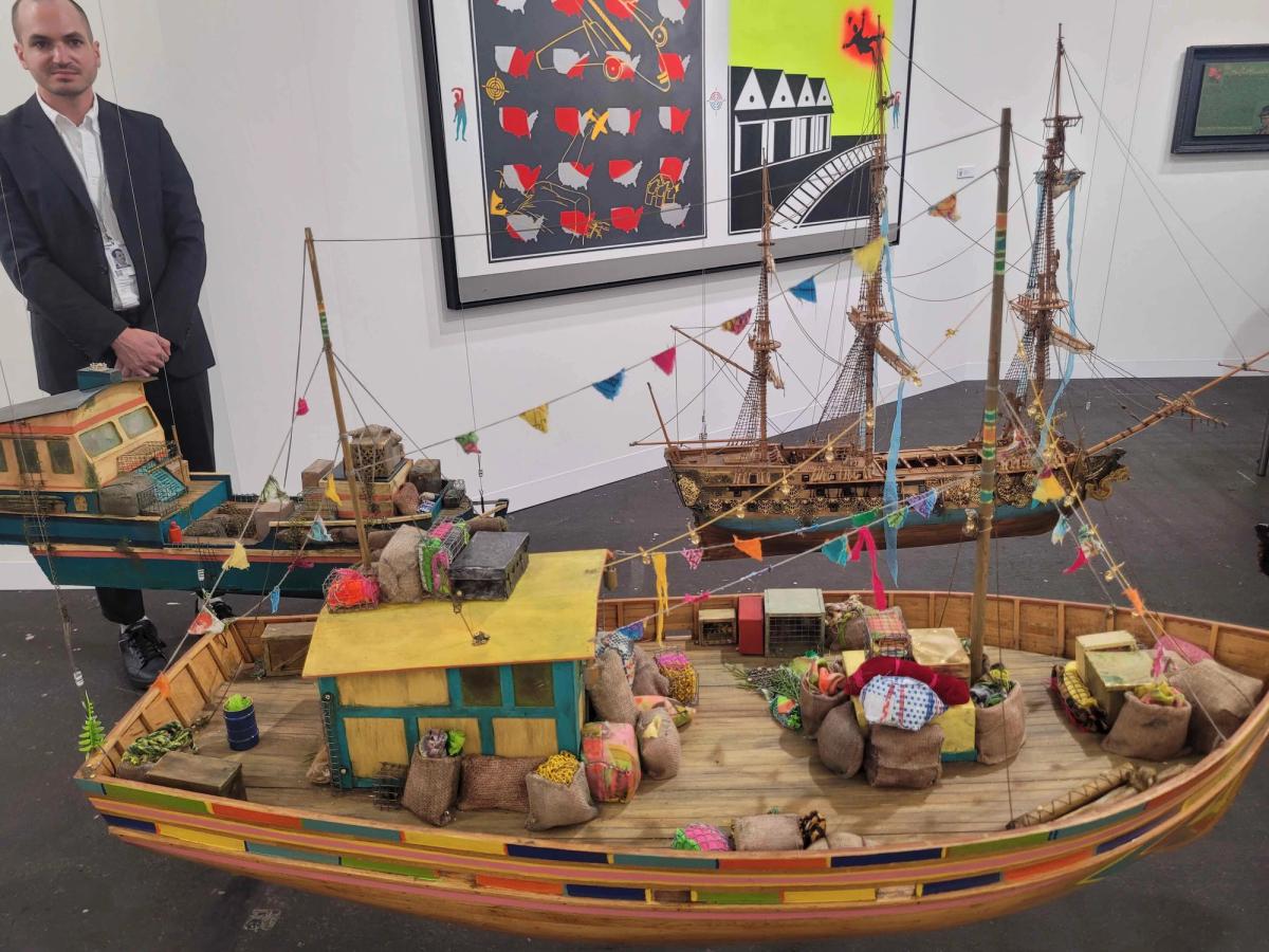 Stand de la galerie PPOW, bateaux de Hew Locke, 2024. Photo A.C.