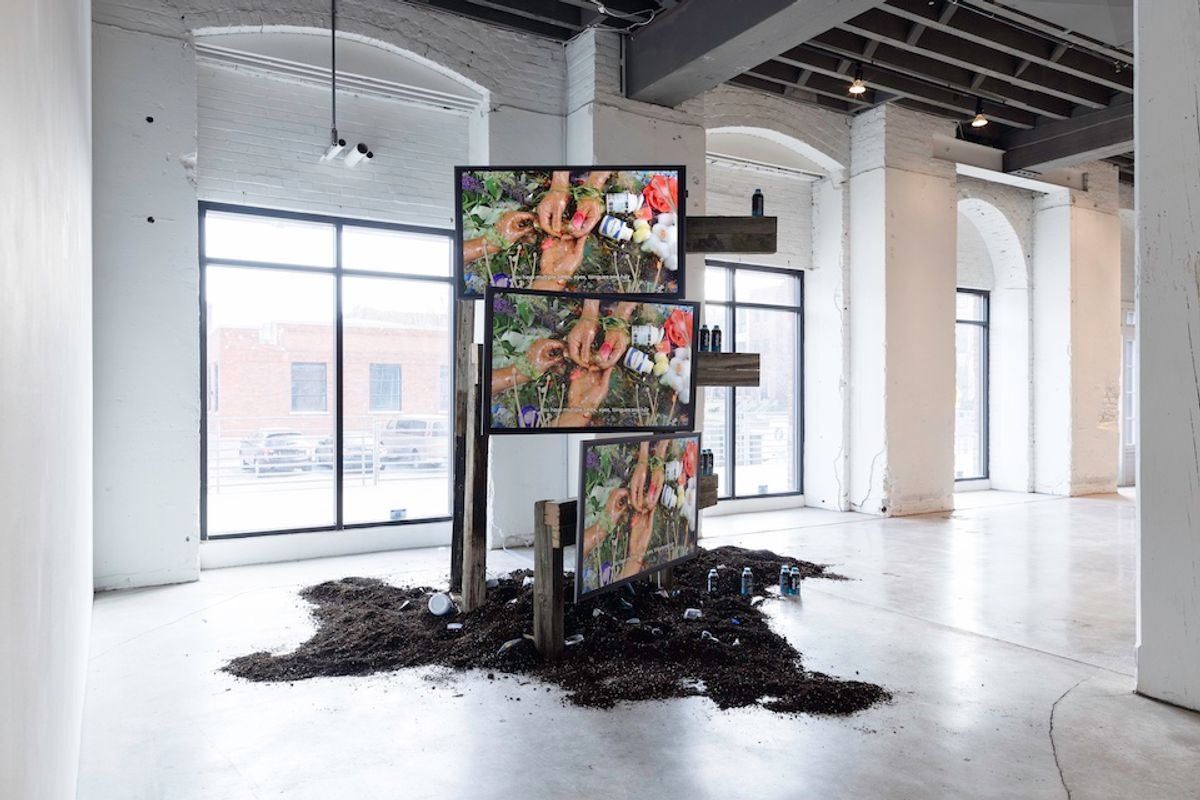 Adham Faramawy, Skin Flick, 2021, au Bemis CCA, installation vidéo, 13 minutes 30 secondes, dimensions variables. Photo : Colin Conces.

Courtesy de l'artiste et Niru Ratnam Gallery