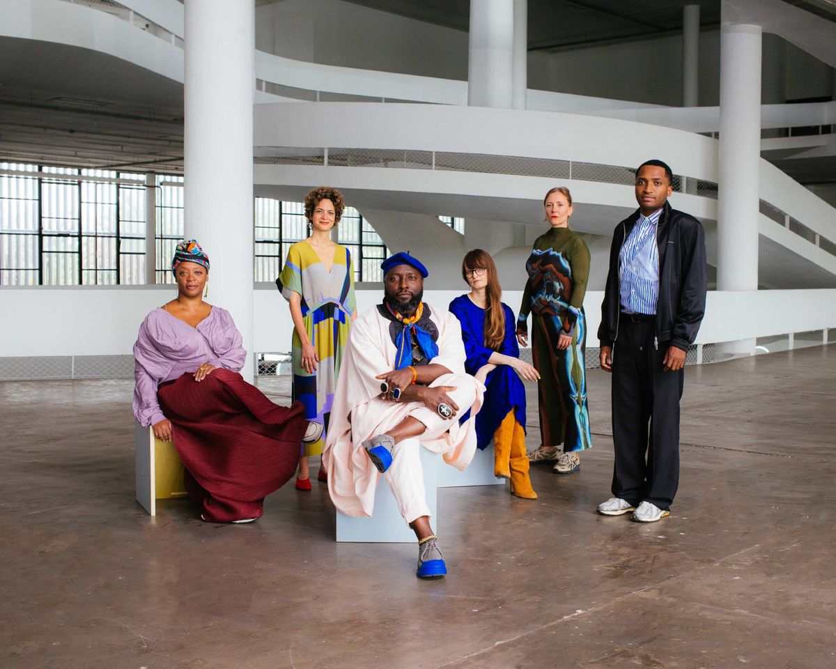 Equipe de la 36e Biennale de São Paulo, de gauche à droite : Keyna Eleison, Alya Sebti, Bonaventure Soh Bejeng Ndikung, Henriette Gallus, Anna Roberta Goetz et Thiago de Paula Souza © João Medeiros / Fundação Bienal de São Paulo
