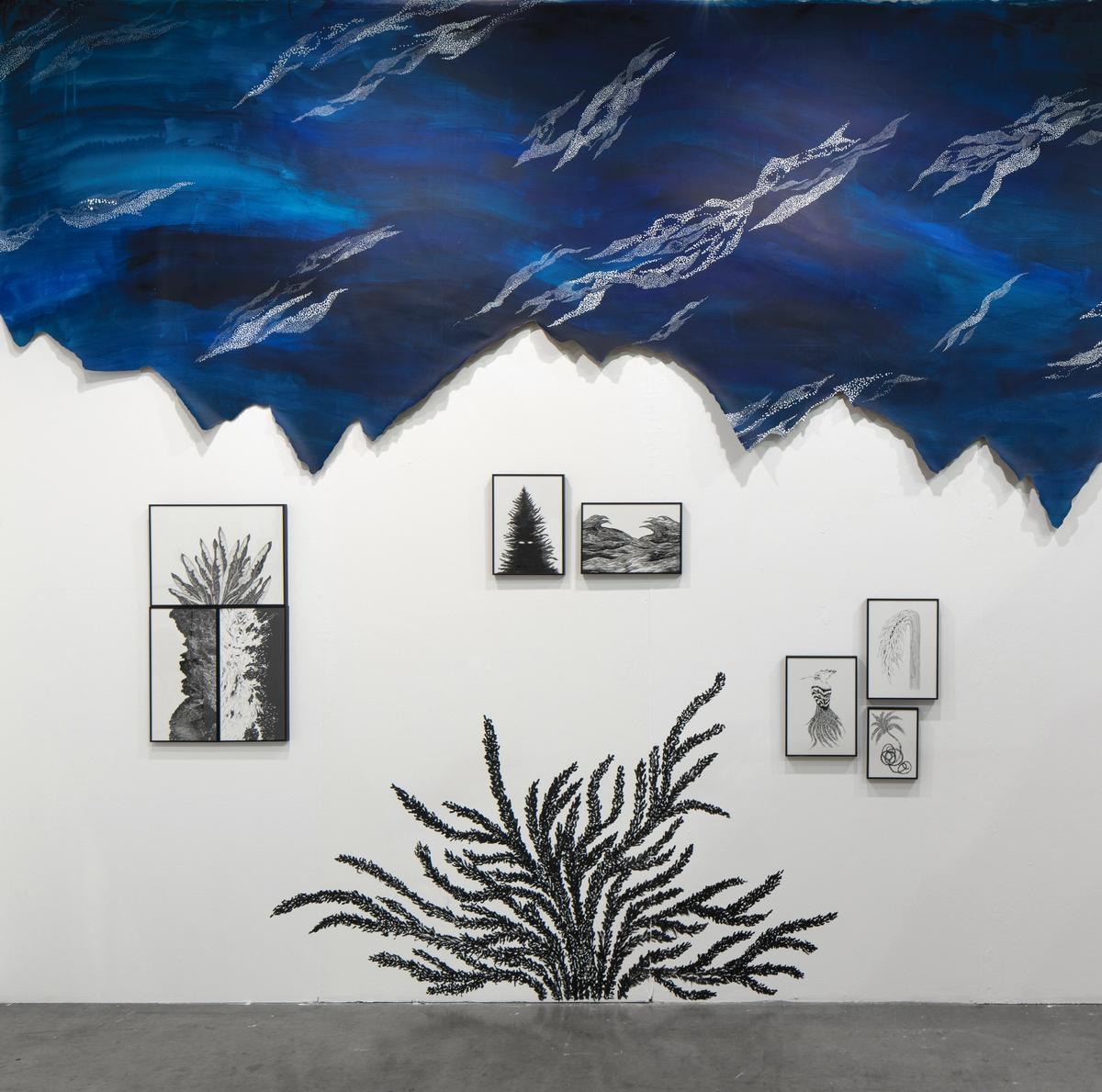 Françoise Vanneraud, Sous un ciel étoilé (installation), 2023, dessin sur papier, impression jet d’encre et toile peinte. Courtesy de la galerie quand les fleurs nous sauvent