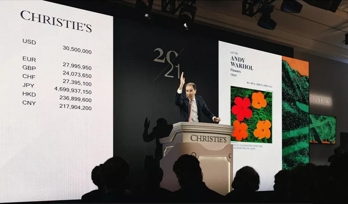 Adrien Meyer, responsable mondial des ventes privées de Christie's, a adjugé le 16 mai le lot le plus important de la vente du soir d'art moderne de la maison de vente, Flowers (1964) d'Andy Warhol.