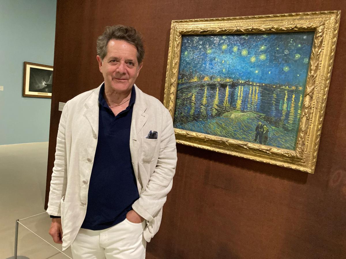 Jean de Loisy dans l'exposition « Van Gogh et les étoiles » en 2024 à la Fondation Vincent Van Gog d'Arles. © RMN-Grand Palais (musée d’Orsay)
Photo Stéphane Cerri