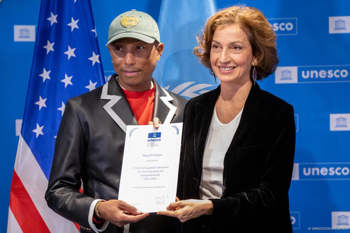 Pharrell Williams et Audrey Azoulay, directrice générale de l'Unesco, lors de la cérémonie de remise du titre au siège de l’organisation internationale à Paris, ce 17 décembre 2024. Unesco