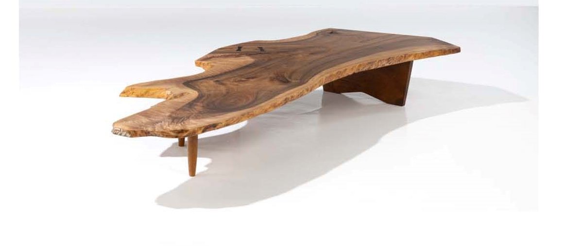 George Nakashima, Table basse, 1963, noyer. Courtesy Piasa