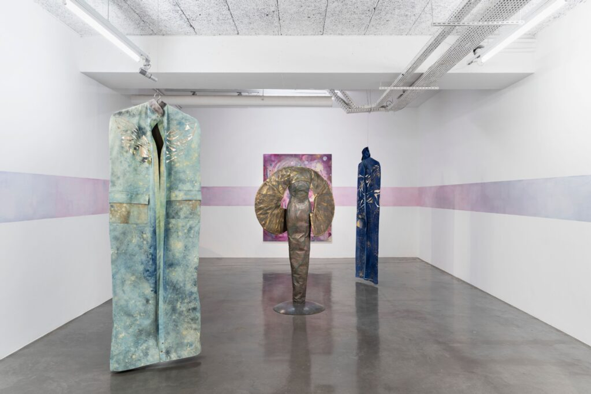 Vue de l’exposition « Camera Ballet », Frac Île-de-France, Le Plateau. Photo :  Tanguy Beurdeley. Courtesy of the artist and Perrotin. © Mathilde Denize / ADAGP, Paris 2025