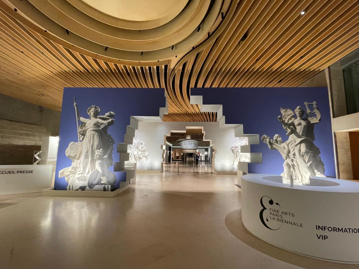 Entrée du Salon Fine Arts Paris & La Biennale 2022, au Carrousel du Louvre, à Paris. Courtesy Art&Communication