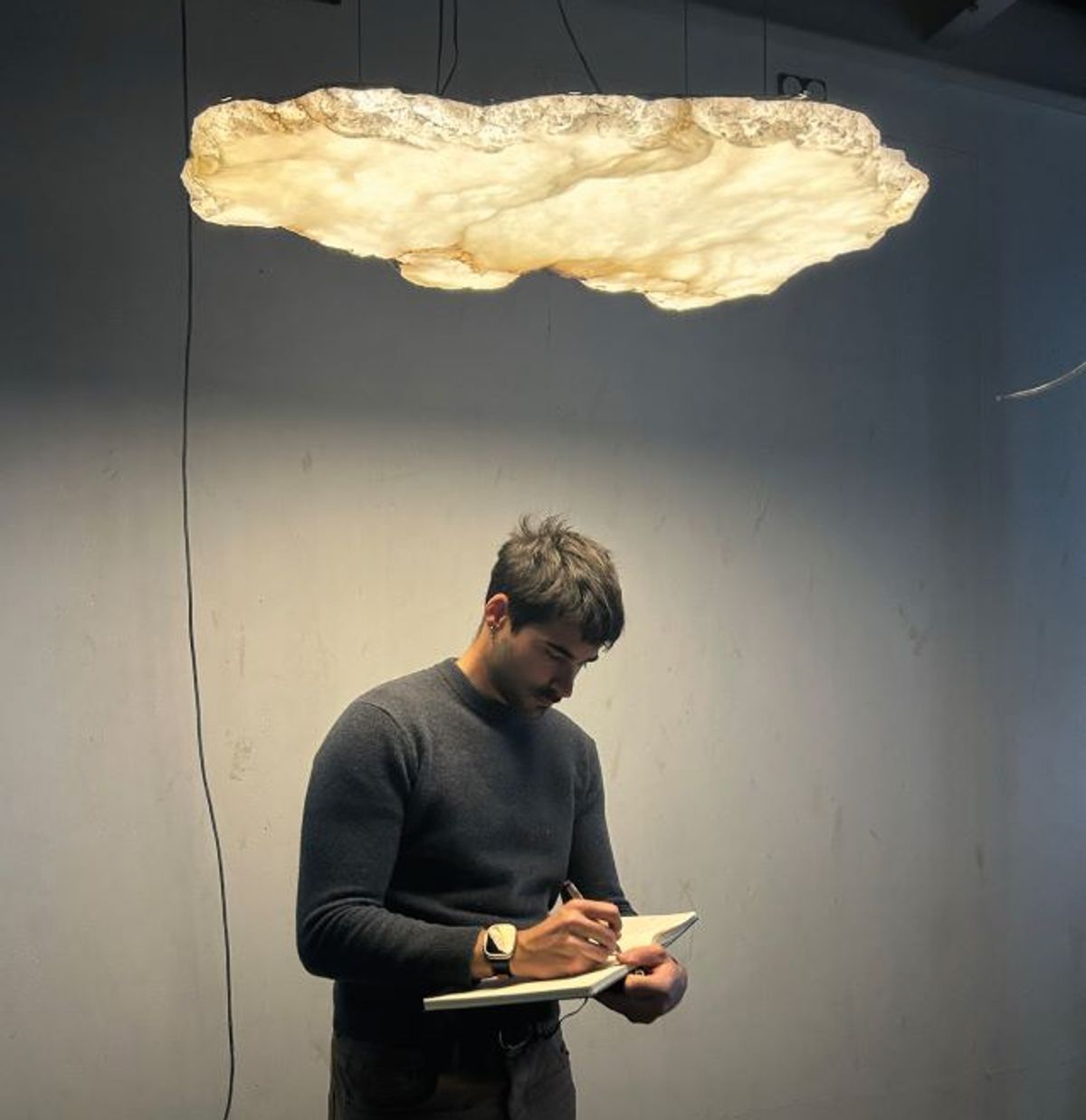Atelier Alain Ellouz, luminaire Nuage, albâtre brut, 2024. Courtesy de l’Atelier Alain Ellouz