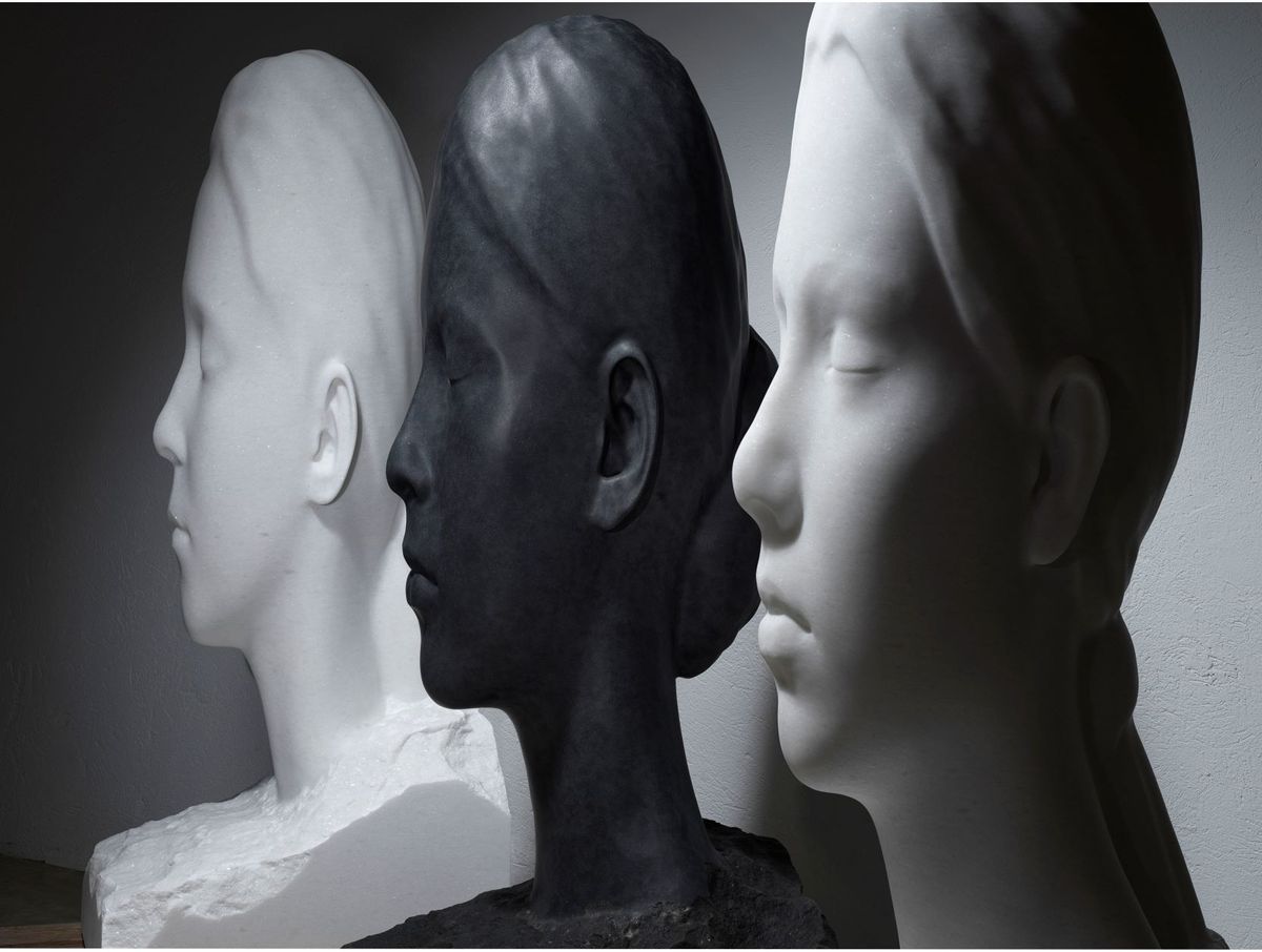 De gauche à droite : Jaume Plensa, Minna's World III, 2021, marbre ; Flora, 2021, granit ; Martina's World II, 2021, marbre. © Jaume Plensa, courtesy galerie Lelong & Co. Photo FotoGasull.