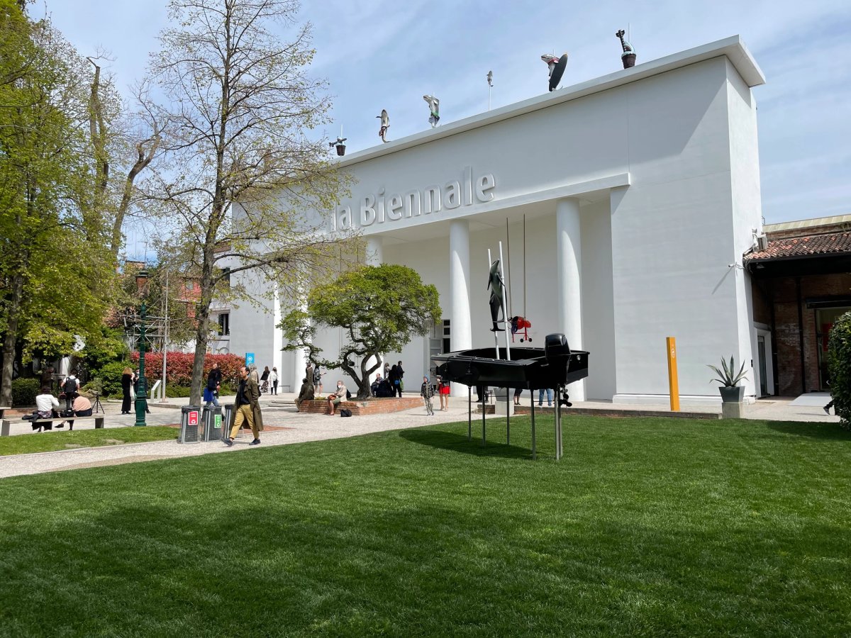 Vue du pavillon international dans les Giardini de la Biennale de Venise. Photo : Philippe Régnier