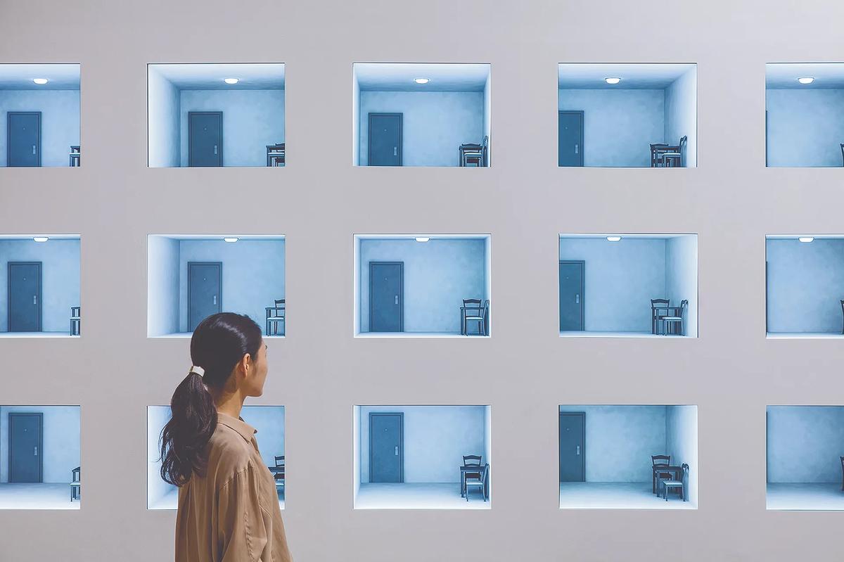L'installation The Room (2006-18) de l'artiste argentin Leandro Erlich, exposée au Pérez Art Museum Miami, est une critique de la surveillance gouvernementale. Courtesy du Mori Art Museum. Photo : Hasegawa Kenta