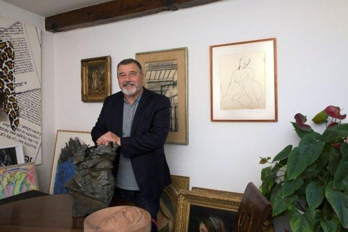 Guy Boyer entouré de plusieurs œuvres de sa collection, dont le dessin de Zao Wou-Ki. Photo : D.R.