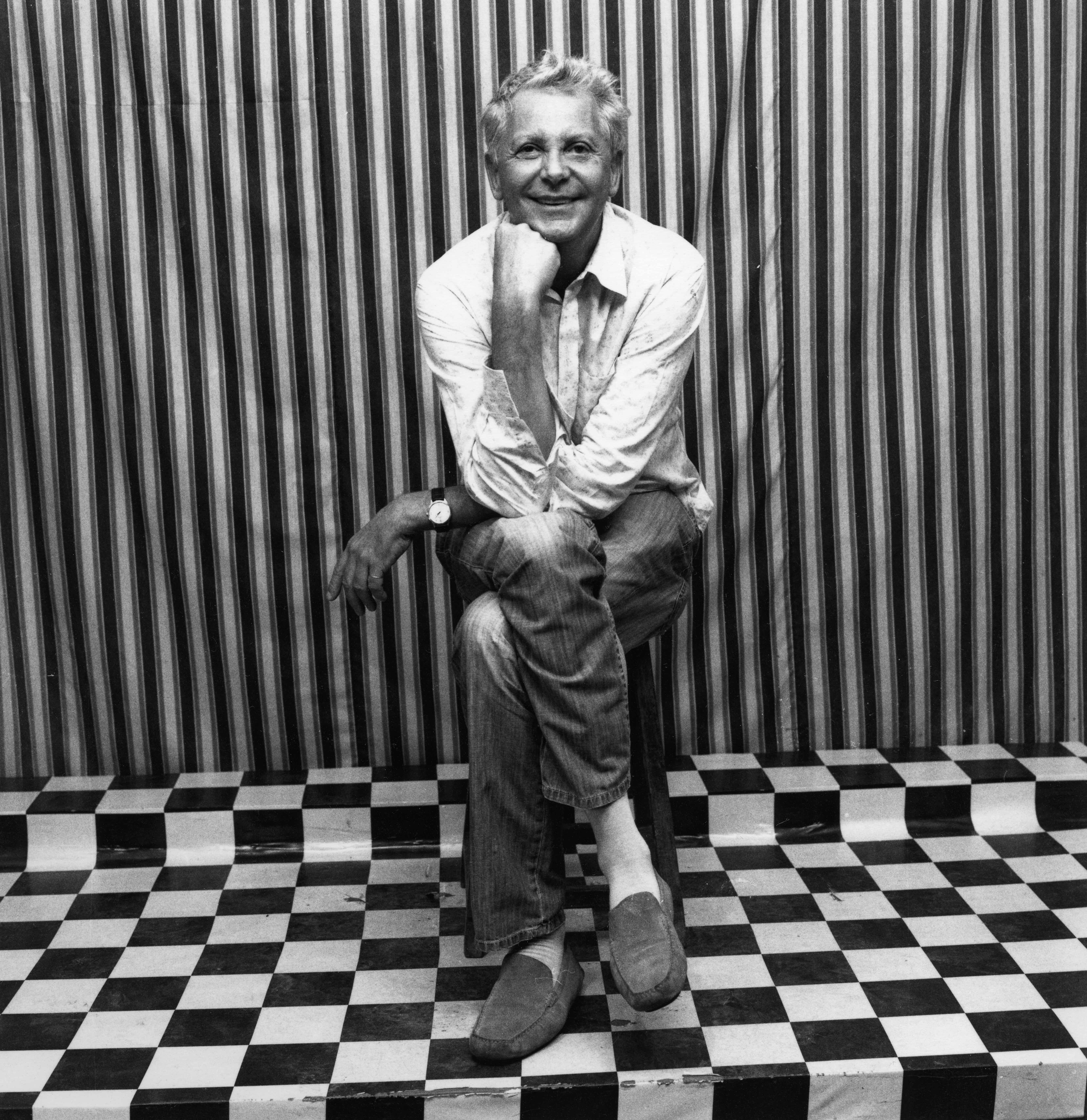 André Magnin dans le studio du photographe malien Malick Sidibé, à Bamako, en 2010. Courtesy MAGNIN-A, Paris