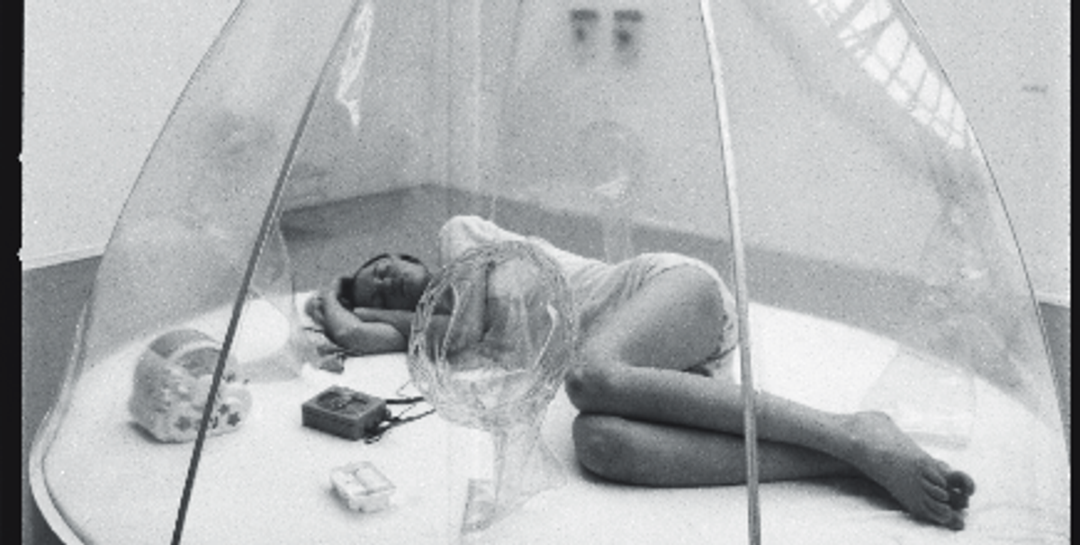 Performance de Vidya Gastaldon, lors de l’exposition « L’Hiver de l’amour » au musée d’Art moderne de la Ville de Paris, 1994. © Philippe Munda