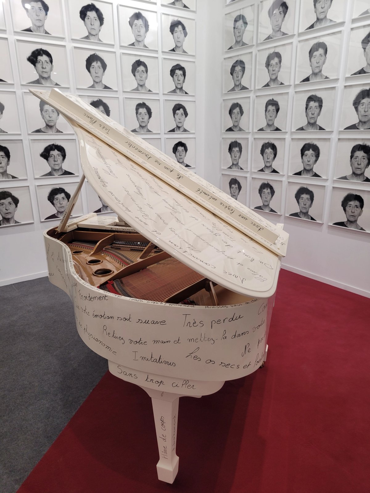 Piano en hommage à Érik Satie, et autoportrait d'Esther Ferrer, stand de la galerie 1 Mira, ARCOmadrid 2026. Photo : A.C.