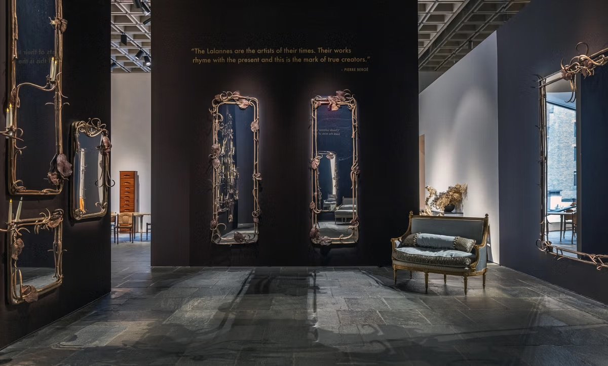 Les miroirs de Claude Lalanne exposés chez Sotheby’s à New York. Courtesy Sotheby’s