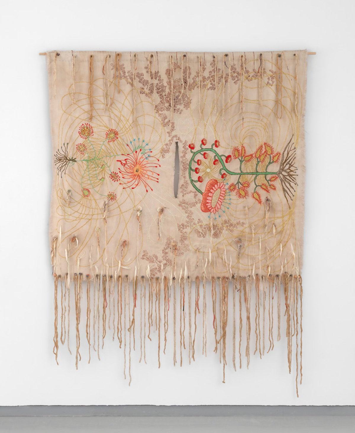 Lyndi Sales, Oracle, 2024, broderie, fil, perles de porcelaine et pierre sur lin. Courtesy de l’artiste et de la galerie Maria Lund. Photo Paris Brummer