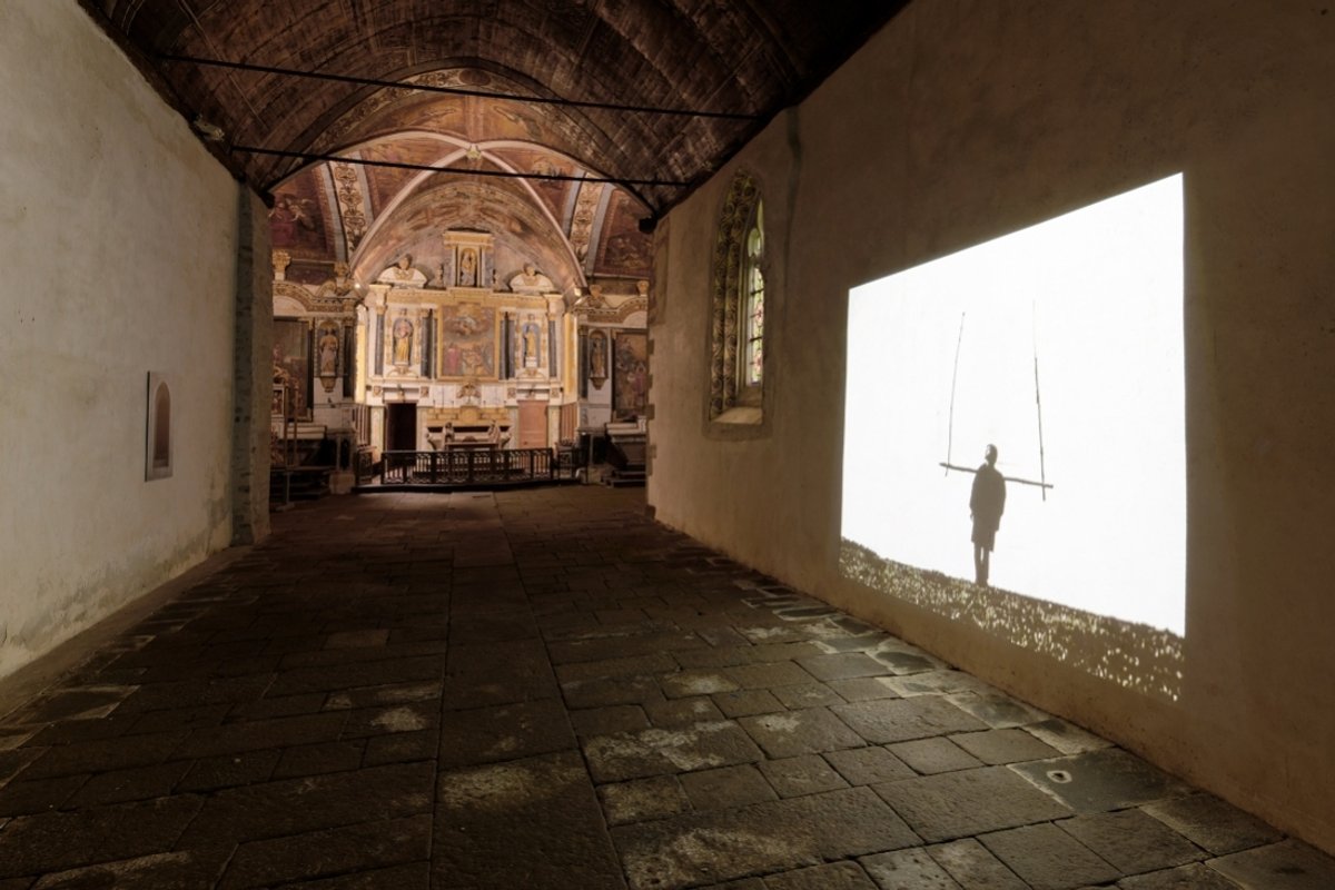 Clément Cogitore, chapelle Sainte-Noyale, Noyal-Pontivy. "L'art dans les chapelles", 2019. © Adagp, Paris 2019. Photo : Aurélien Mole