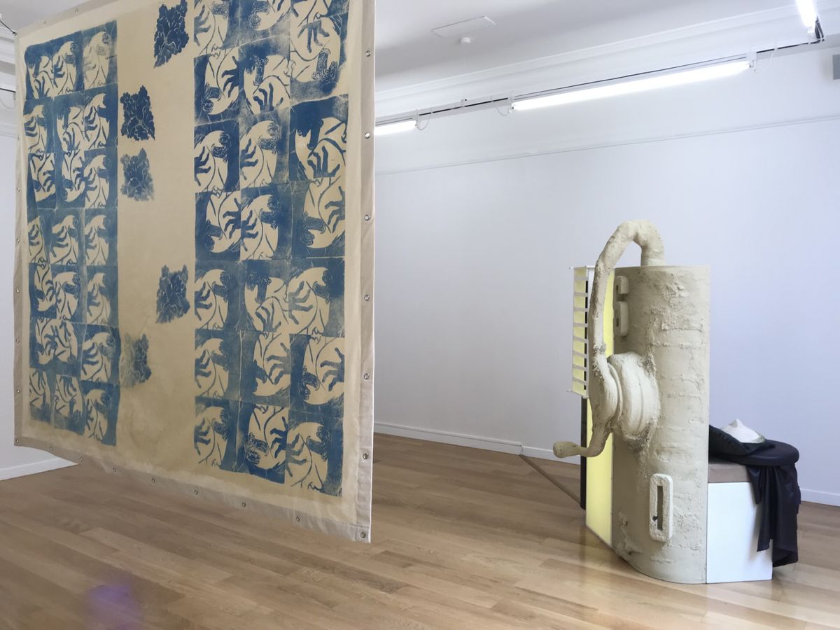 Vue de l'exposition collective du musée des Arts précieux Paul-Dupuy, dont le commissariat a été confié à Stéphanie Moisdon. À gauche, un textile imprimé de Matthew Lutz-Kinoy, inspiré par le film du cinéaste Alain Guiraudie Rester vertical. À droite, une pièce signée Loucia Carlier. Photo : Christian Simenc