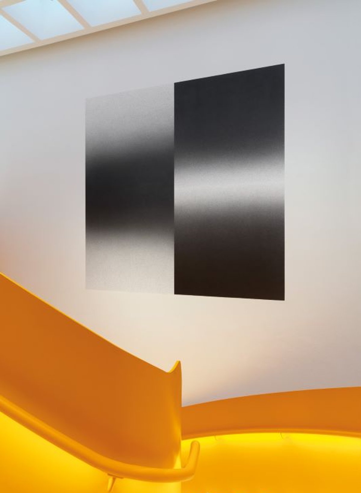 Vue de l’exposition « Postcards from the Future », avec une œuvre de Sol LeWitt derrière l’escalier orange, au PoMo, Trondheim, 2025. Photo Uli Holz/PoMo Trondheim