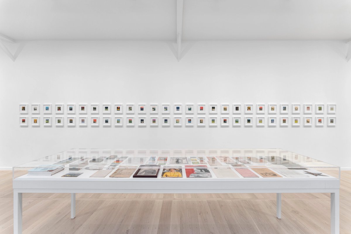 Vue de l’exposition « Frank Walter : Moon Voyage » chez David Zwirner Paris. Courtesy David Zwirner