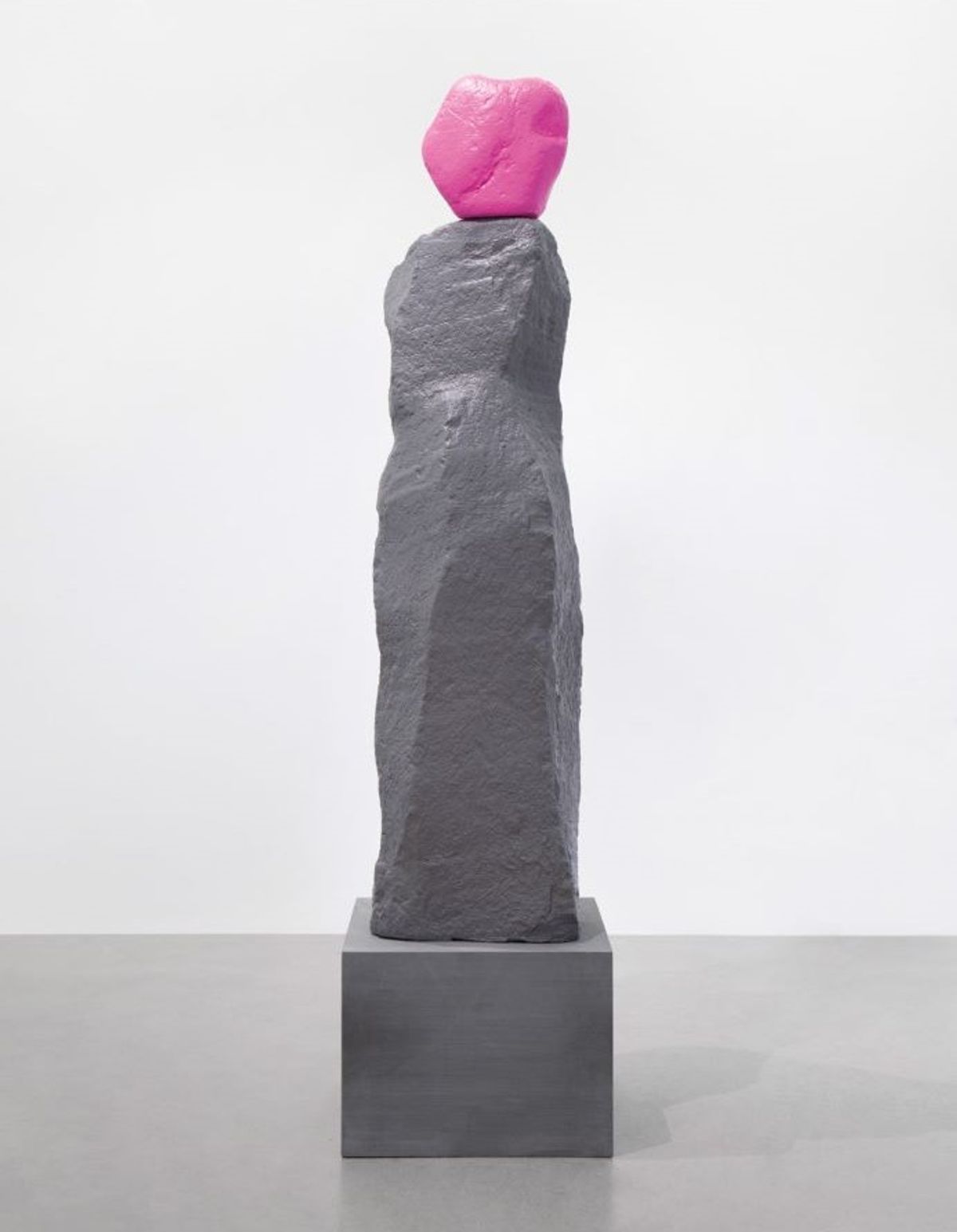 Ugo Rondinone, pink grey nun, 2024, basalte peint et acier inoxydable.
Courtesy de l’artiste. Photo Archives Mennour

