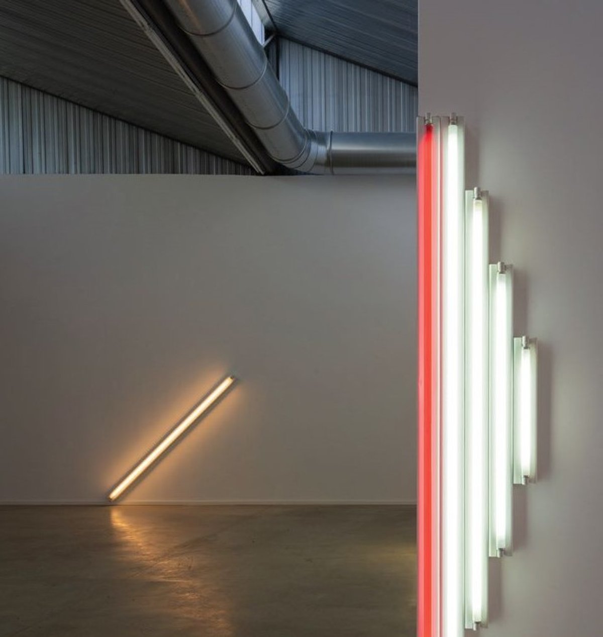 Vue de l’exposition « Dan Flavin. De simples tubes fluorescents », Venet Foundation, Le Muy, 2026. Courtesy de la Venet Foundation. Photo Jérôme Cavaliere