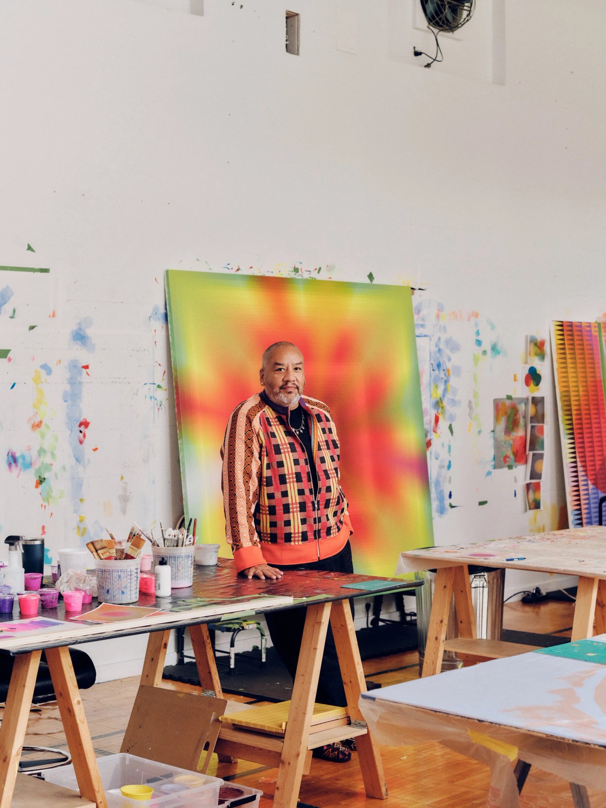 Jeffrey Gibson dans son atelier, 2025. Photo : Emiliano Granado