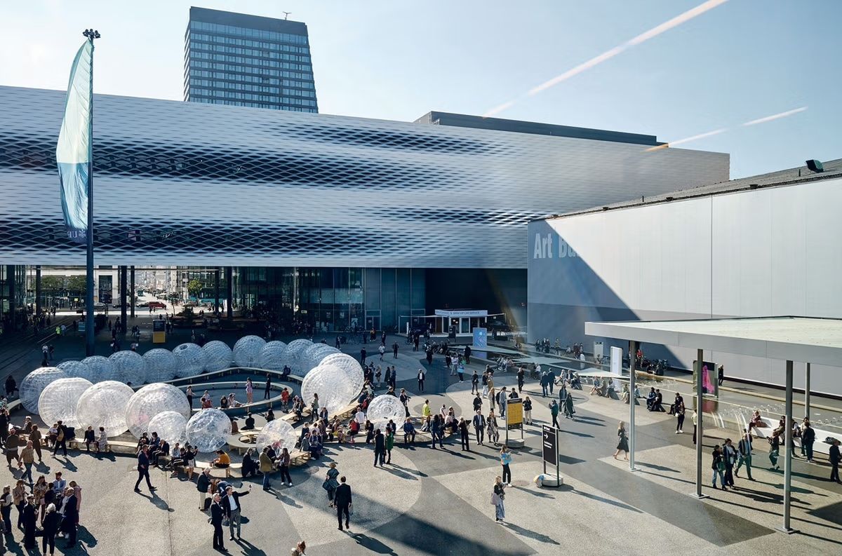 Vue de la Messeplatz à Bâle pendant la Foire Art Basel. © Art Basel