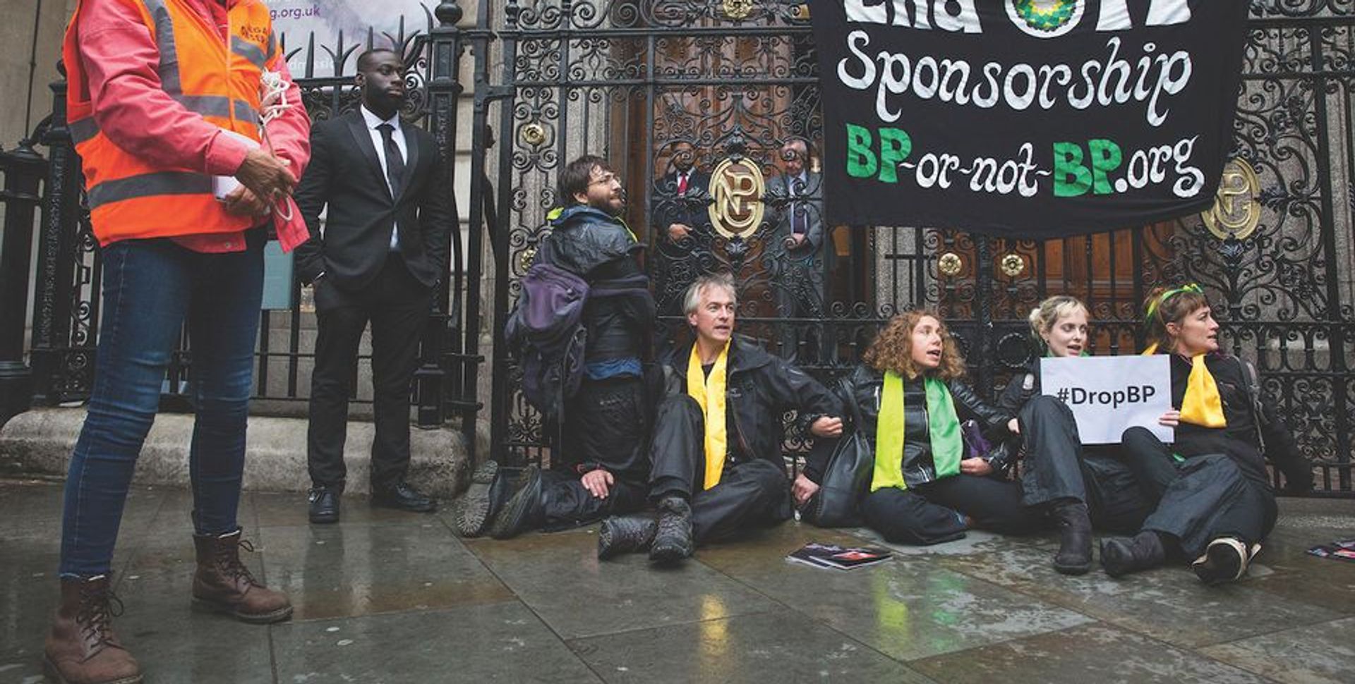 Les manifestants devant la National Portrait Gallery, à Londres, n’ont pas réussi à convaincre le directeur de mettre fin au parrainage du géant pétrolier BP. © Mark Kerrison/Alamy