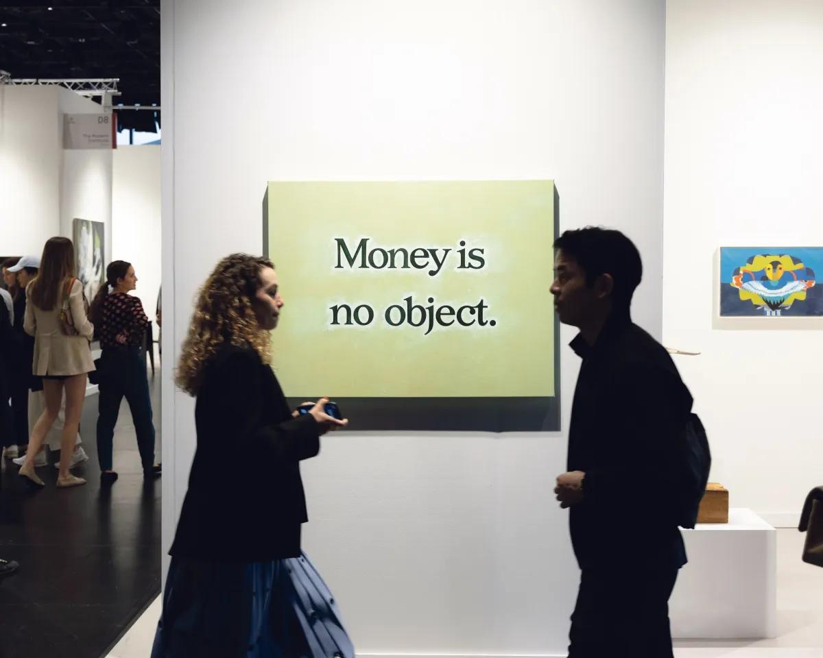 Money Is No Object (2021) de Ricci Albenda est proposée pour 40 000 dollars à la galerie Andrew Kreps. La peinture domine les stands de la foire, bien que la figuration ne soit pas aussi omniprésente que par le passé. Steven Molina Contreras