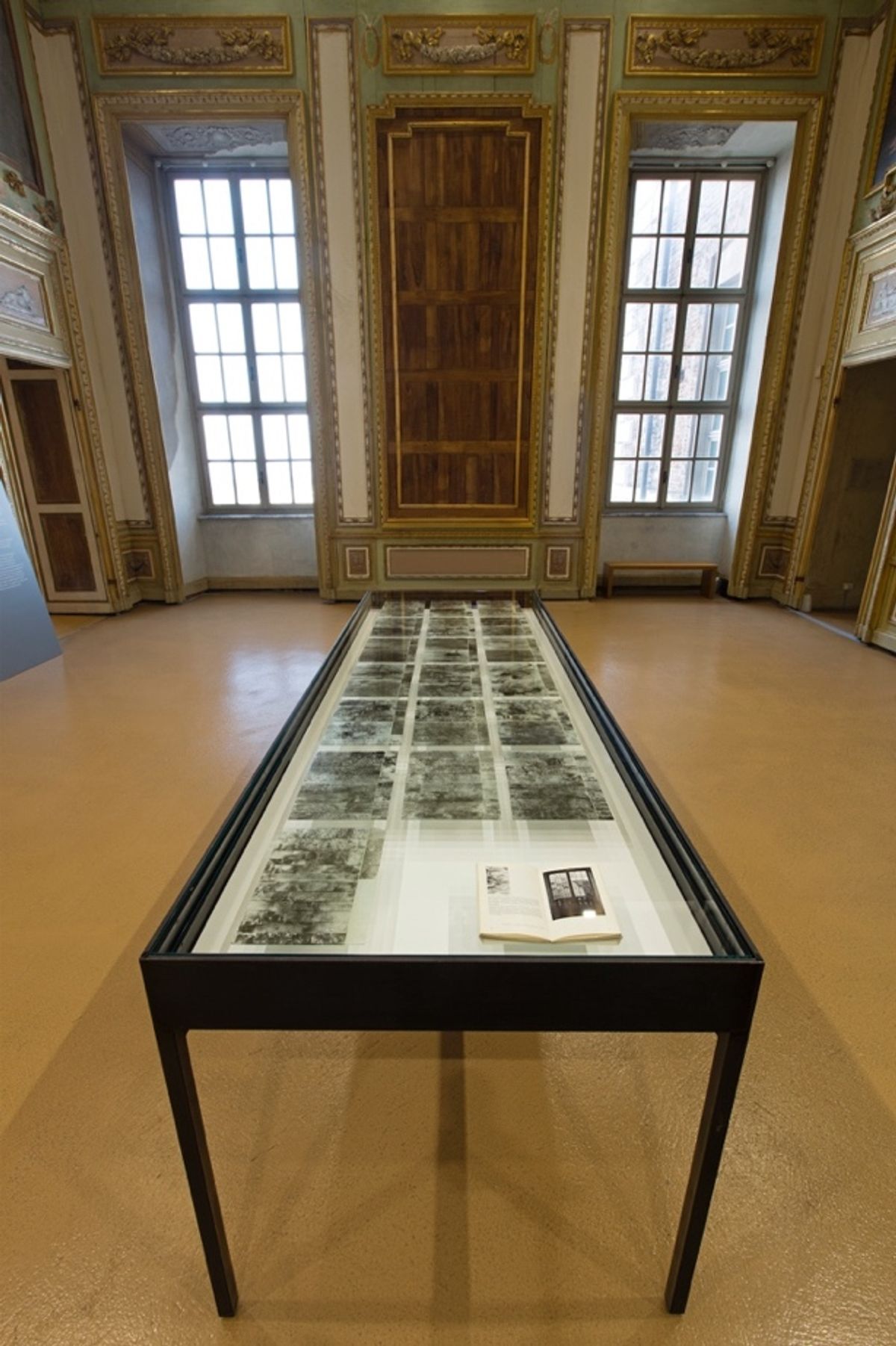 Vue de l’installation Svolgere la propria pelle – finestra de Penone au Castello di Rivoli. Photo: Antonio Maniscalc, D.R.