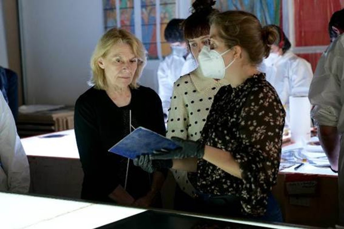 Catherine Pégard, ministre de la Culture, Claire Tabouret et Anne-Catherine Perreau, une des deux cheffes d’atelier de l’Atelier Simon-Marq. © Rebâtir Notre-Dame de Paris. Photo : Romaric Toussaint
