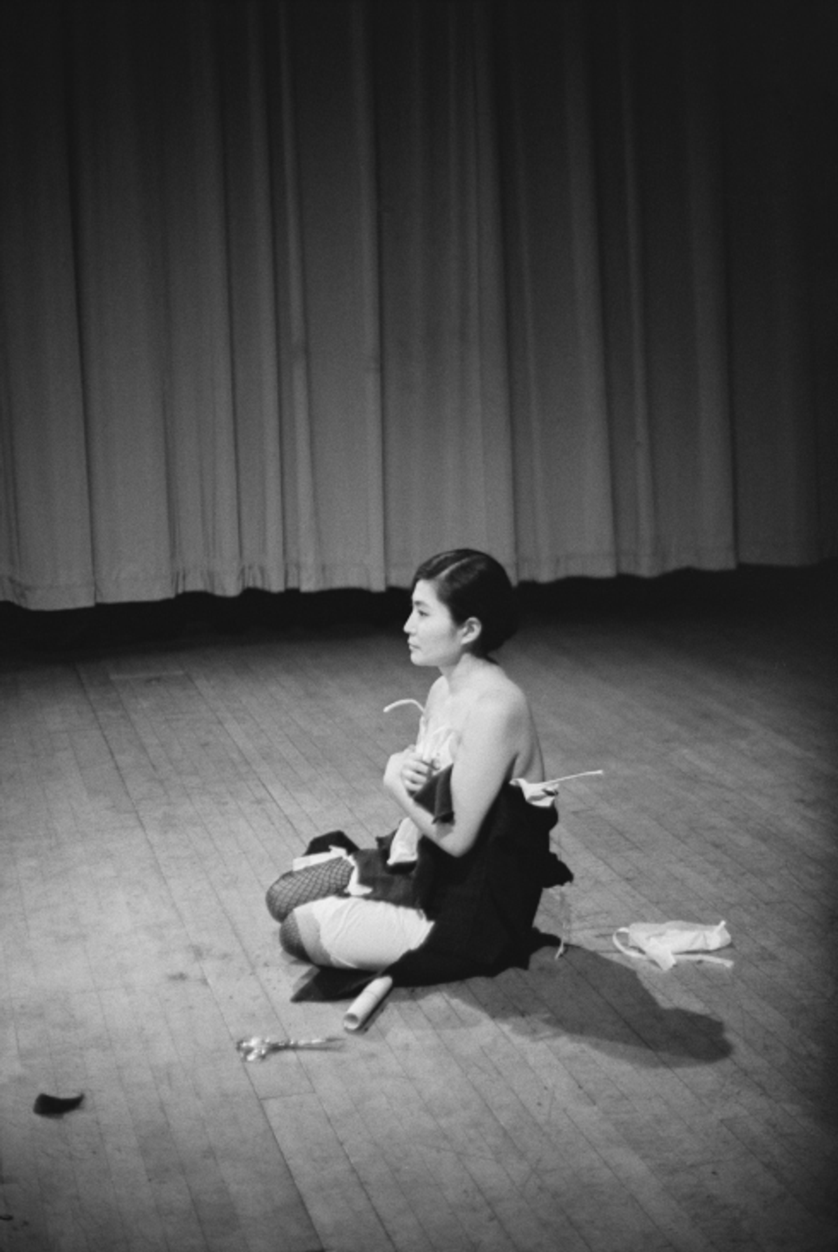 Yoko Ono, Cut Piece, 1964, performance créée dans le cadre de « New Works by Yoko Ono », Carnegie Recital Hall, New York, 21 mars 1965. Photo Minoru