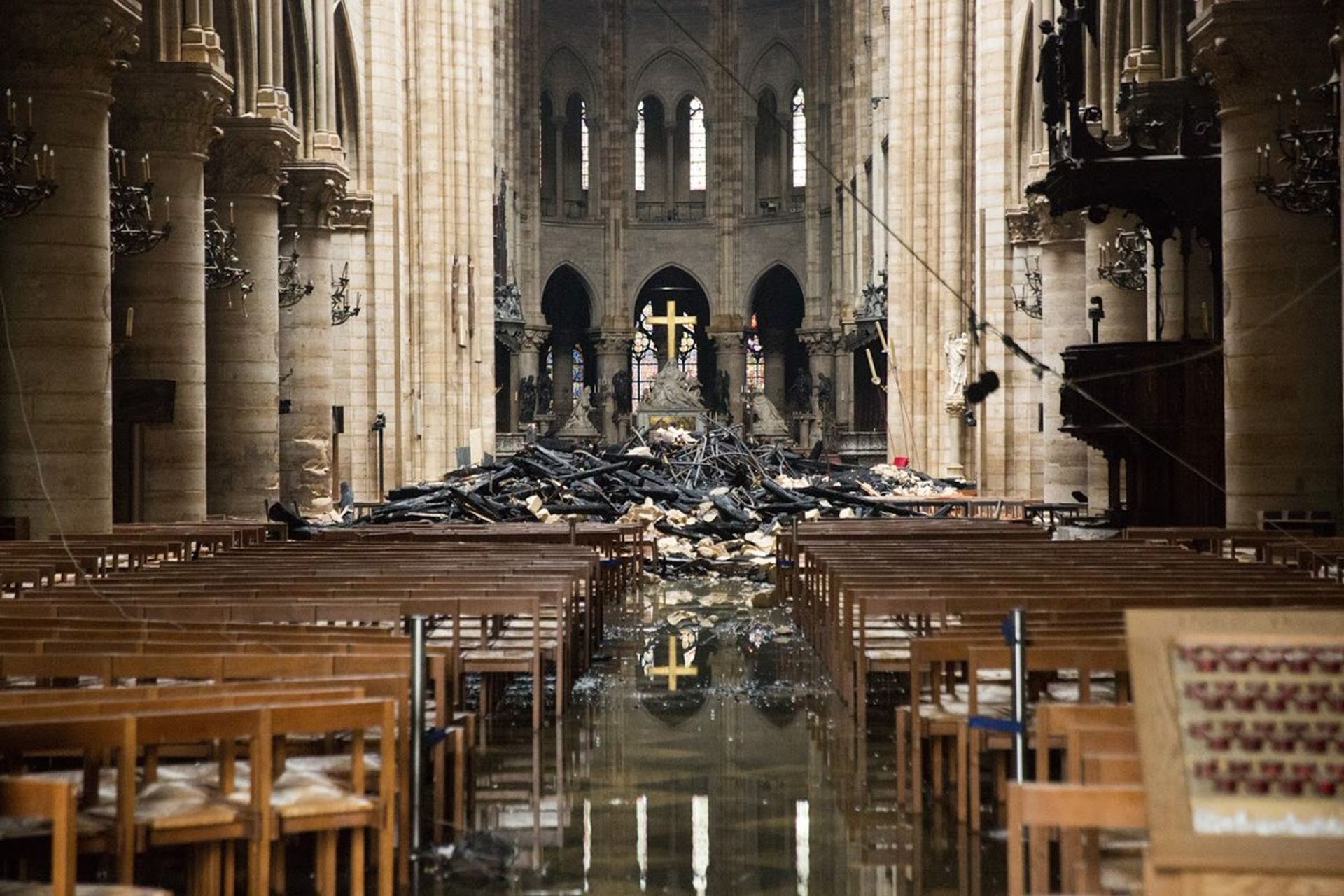 La nef de Notre-Dame après l’incendie. © Christophe Girard, Cathédrale Notre-Dame et Diocèse de Paris, via le compte Twitter de la maire de Paris, Anne Hidalgo