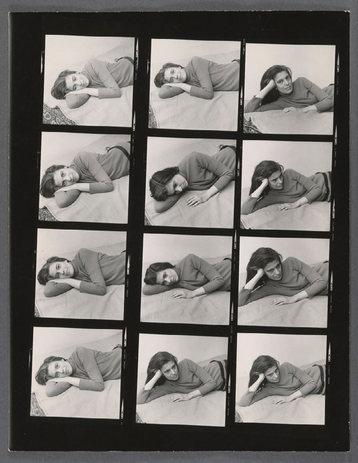 Peter Hujar, Susan Sontag in her apartment in New York City, 1975, planche-contact, tiré de Hujar : Contact de Joel Smith. © The Peter Hujar Archive. Courtesy de MACK, de la Fraenkel Gallery, San Francisco et d’Ortuzar, New York