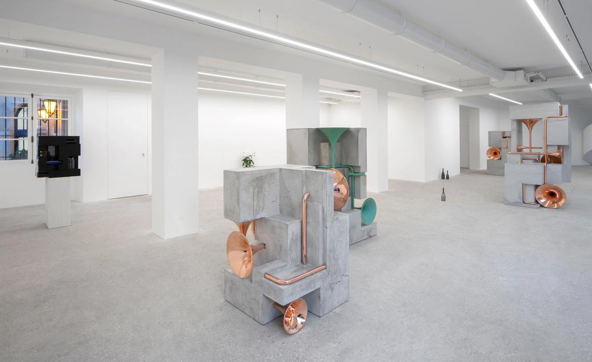 Vue de l’exposition « Alicja Kwade. Day Density », kamel mennour. © Margaux Alexandre