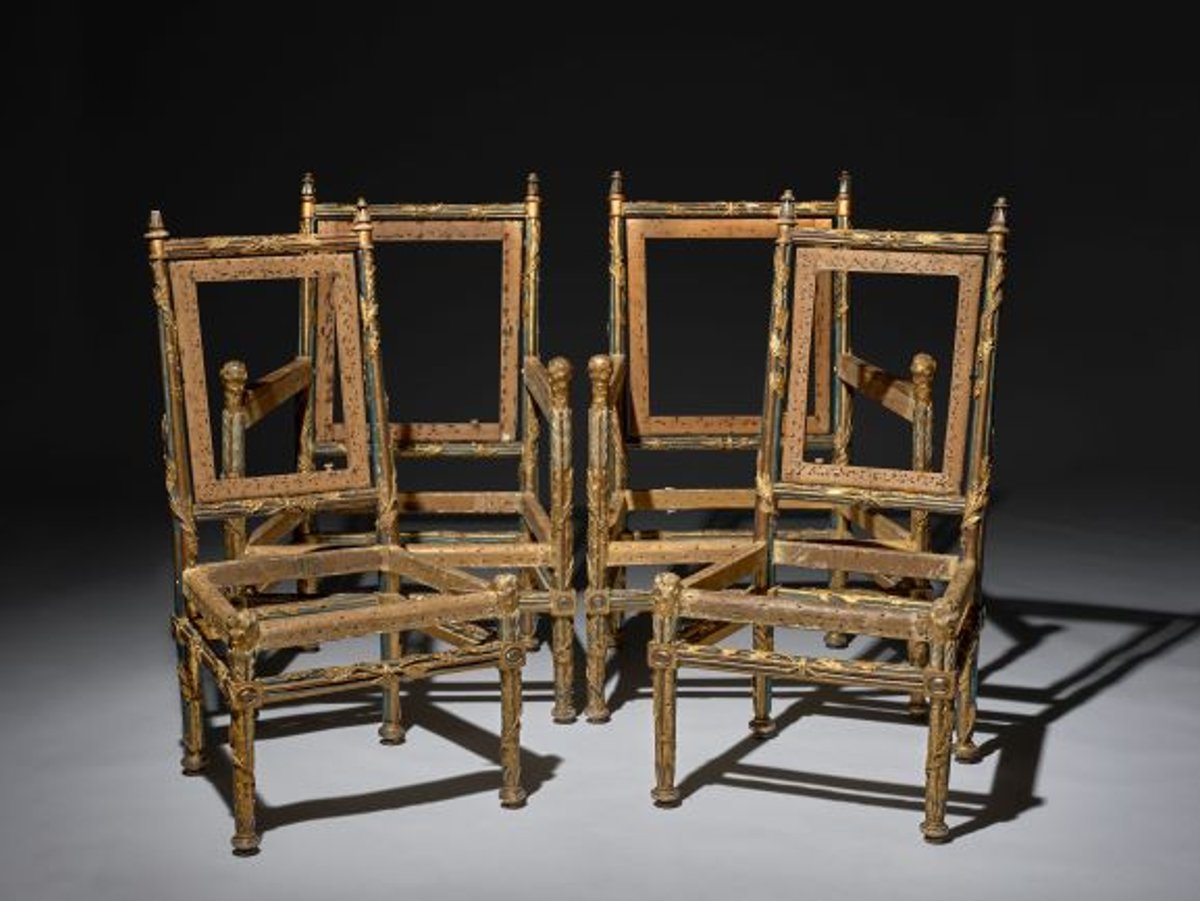 Georges Jacob et Jean-Baptiste Rode, suite de mobilier royal à châssis d’époque Louis XVI, livrée vers 1778-1779, bois sculpté, doré et patiné. © Artcurial