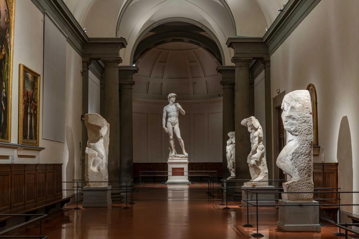 Le David de Michel-Ange bénéficie d'un nouveau système d'éclairage dans le cadre d'une rénovation de deux ans de la Galleria dell'Accademia de Florence. Photo : Guido Cozzi