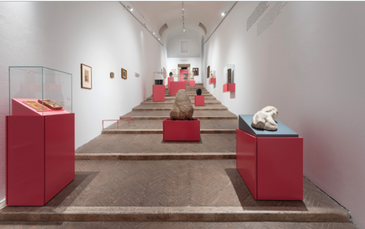 Vue d’exposition «Histoires de pierres», Villa Médicis, Rome, 2023. © Daniele Molajoli