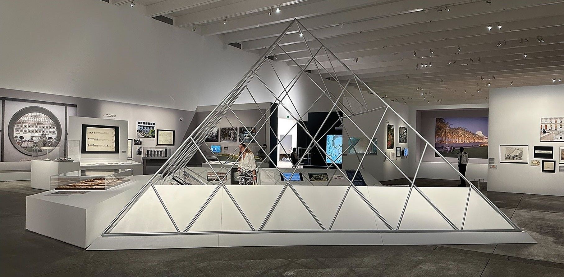 Vue de l’exposition « I. M. Pei : Life is Architecture », Qatar Museums Gallery – Al Riwaq, Doha, 2025. Photo Philippe Régnier