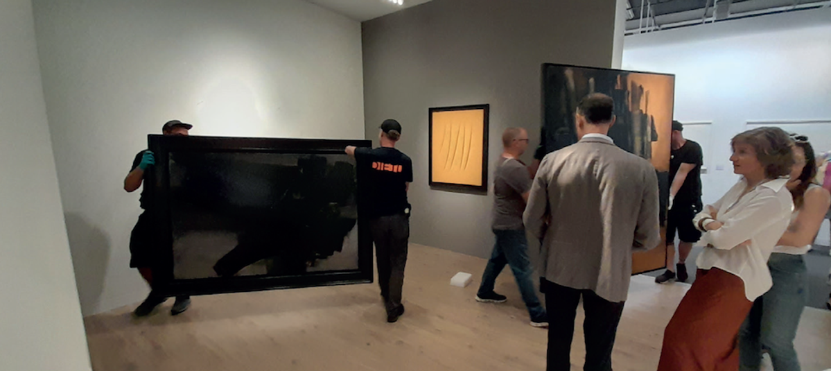 La galerie LGDR décrochant de son stand une toile de Soulages vendue, hier après-midi, pour en exposer aussitôt une autre. Photo : A.C.
